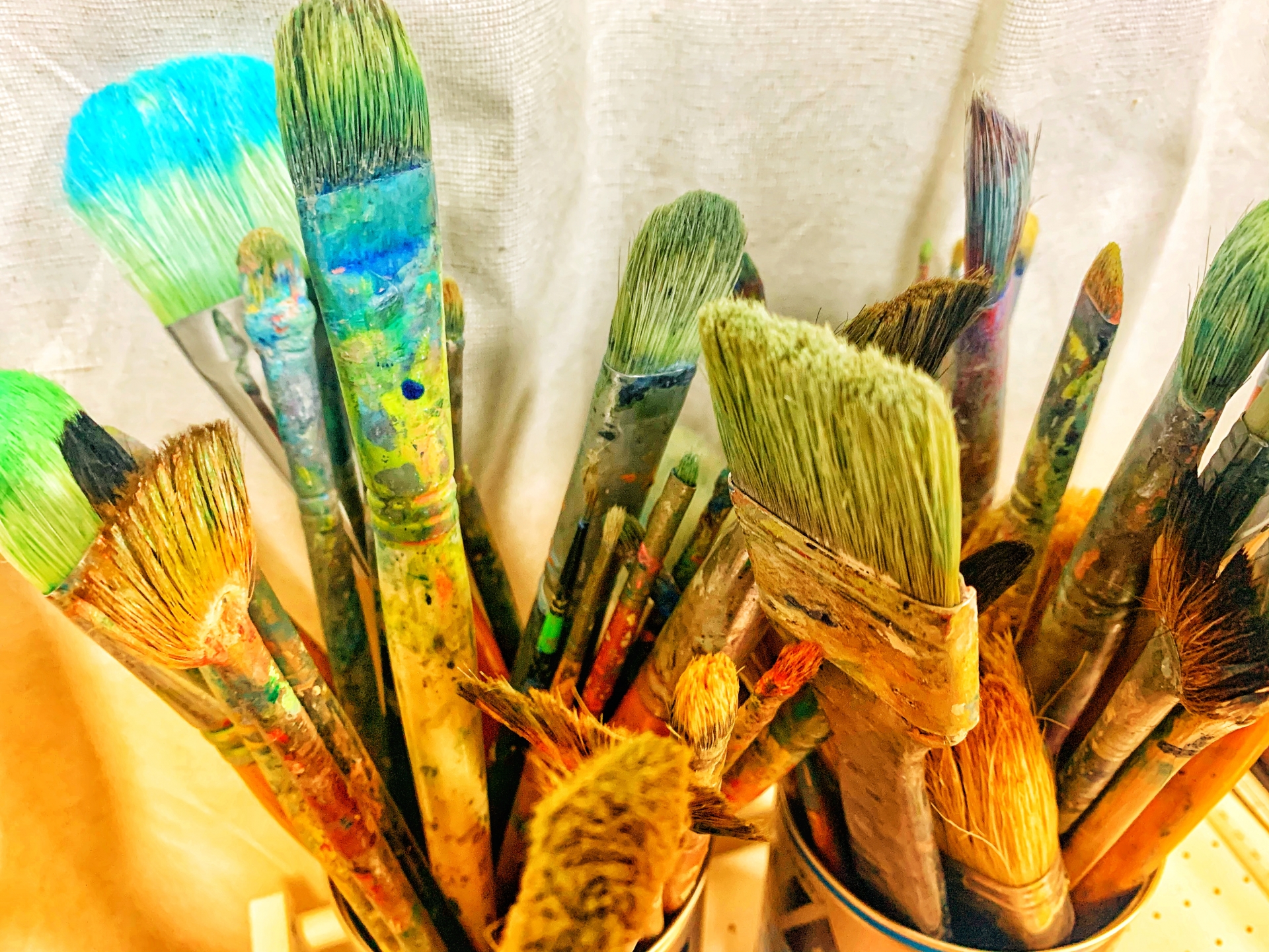 写真|油絵具が付いたたくさんの筆