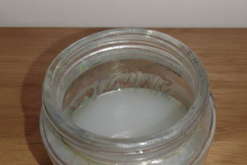 油絵筆洗い液を百均のガラス瓶に入れて使うアート用品の写真