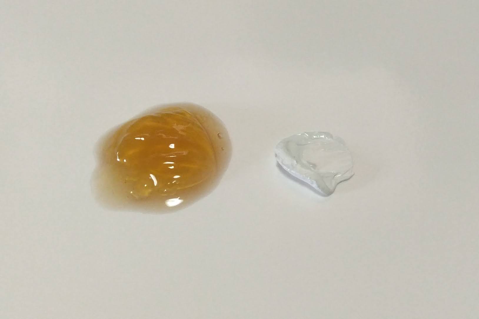 ウィンザーニュートンのリクインオリジナルと油絵具の白色をパレット上に並べた様子